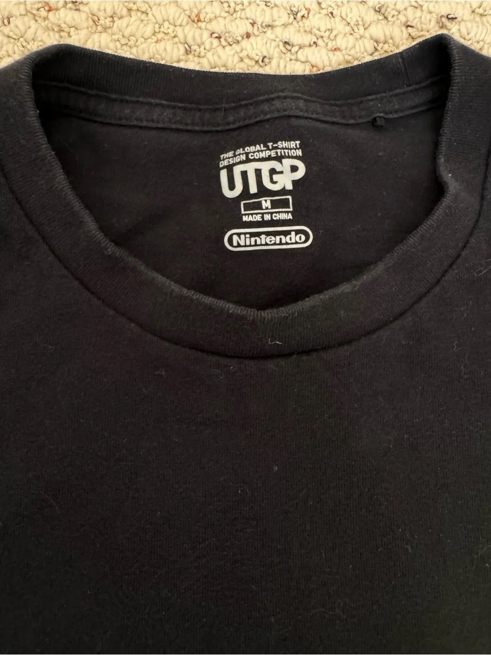 UNIQLO UTGP Nintendo Black T-Shirt with Large Yellow Star Graphic 0002 - Picture 2 of 2